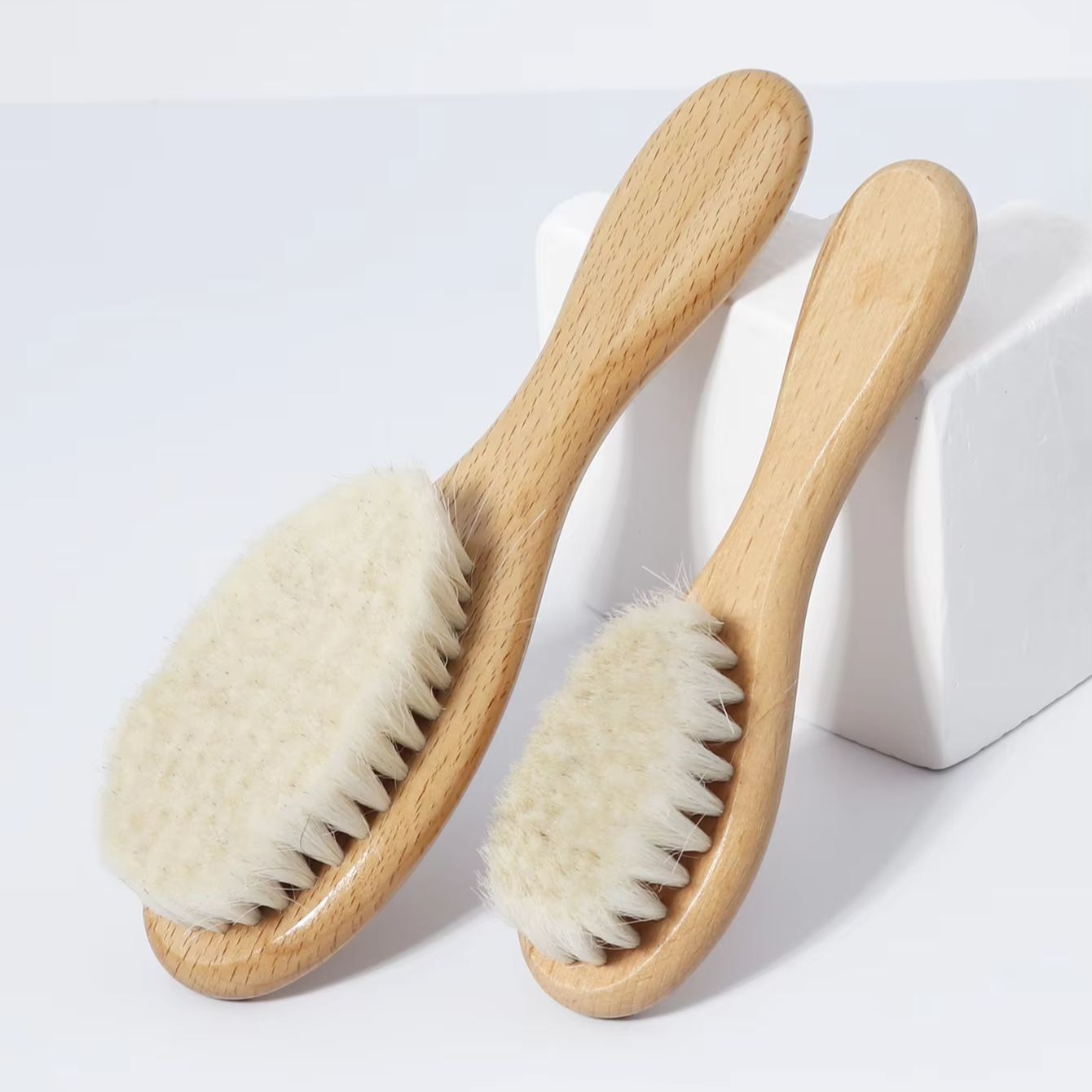 Hair Care Essential - Деревянная щетка из ультрамягкой козьей шерсти